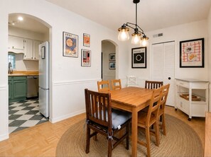 Dining - NEW 3 BR/2 BR w/Private Suite Central to Everything (Tampa)