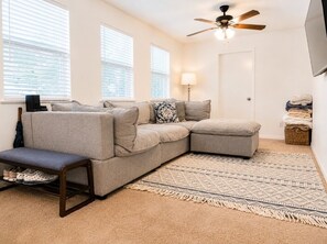 Living area - NEW 3 BR/2 BR w/Private Suite Central to Everything (Tampa)
