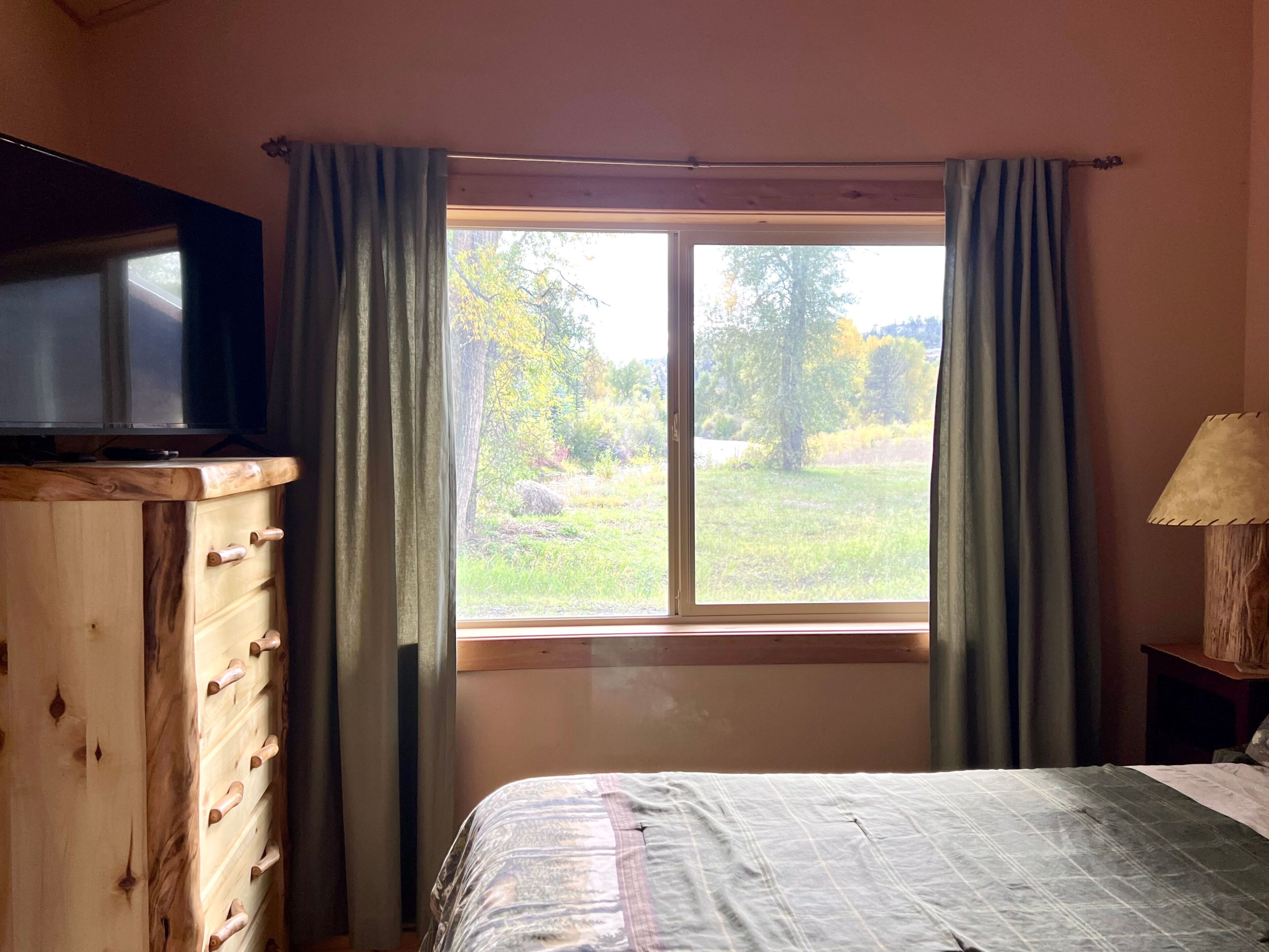 3 bedrooms, desk, WiFi, bed sheets