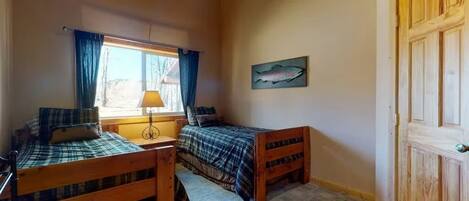3 bedrooms, desk, WiFi, bed sheets