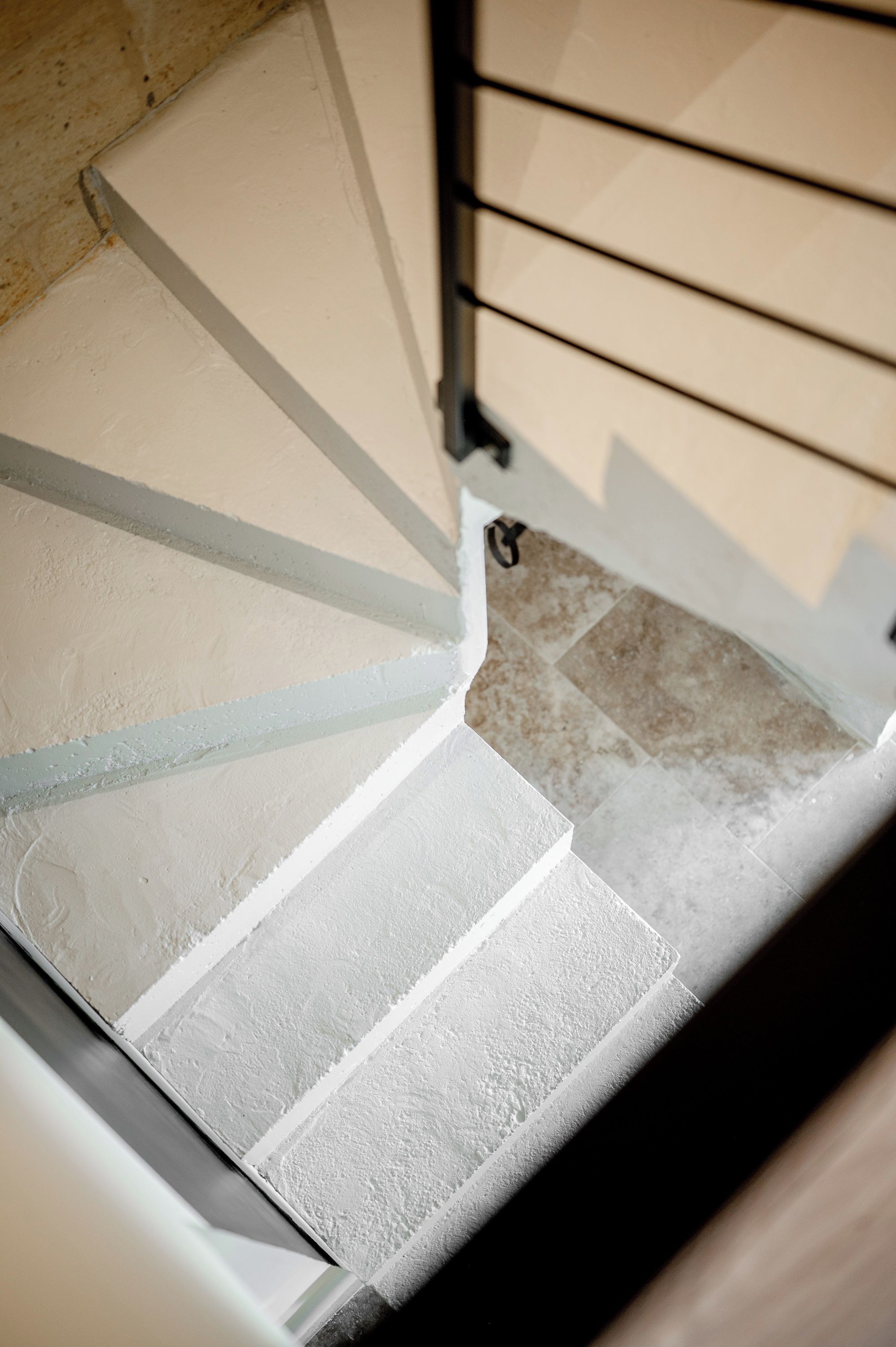 Eine Treppe mit weißen Stufen und einem Metallgeländer.