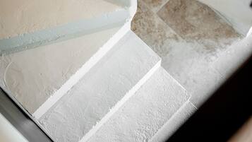 Eine Treppe mit weißen Stufen und einem Metallgeländer.