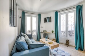 Deluxe Double Room, City View | Living area - MATISSIA Monceau (Paris)
