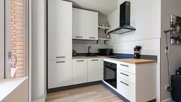 Frigorifero, microonde, forno, piano cottura