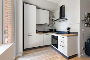 Réfrigérateur, micro-ondes, four, plaque de cuisson