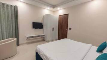 Quarto casal, sacada, vista para a cidade | Escrivaninha, espaço de trabalho para notebook, Wi-Fi de cortesia
