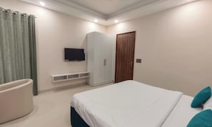 Double Room, Balcony, City View | Desk, laptop workspace, WiFi (free) - Tipsyy Inn Suites 024 (Gurugram)