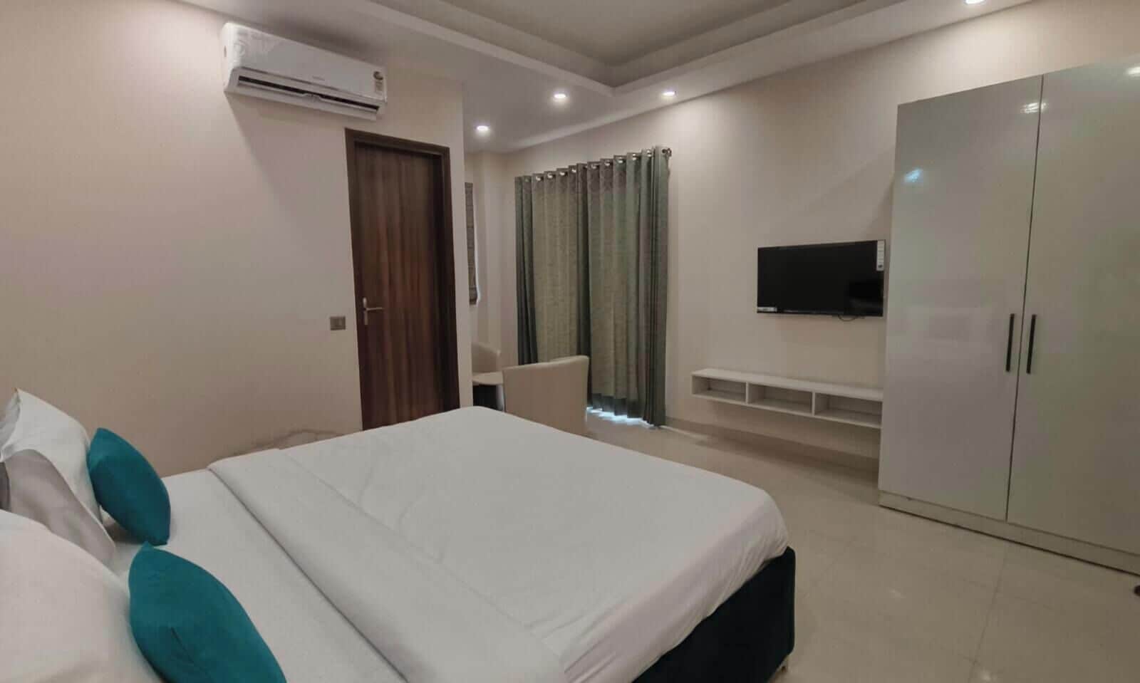 Quarto casal, sacada, vista para a cidade | Escrivaninha, espaço de trabalho para notebook, Wi-Fi de cortesia