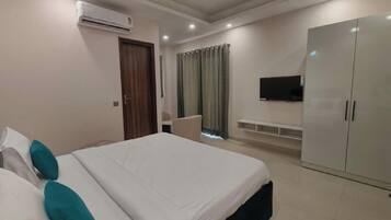 Quarto casal, sacada, vista para a cidade | Escrivaninha, espaço de trabalho para notebook, Wi-Fi de cortesia