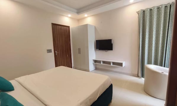 Double Room, Balcony, City View | Desk, laptop workspace, WiFi (free) - Tipsyy Inn Suites 024 (Gurugram)