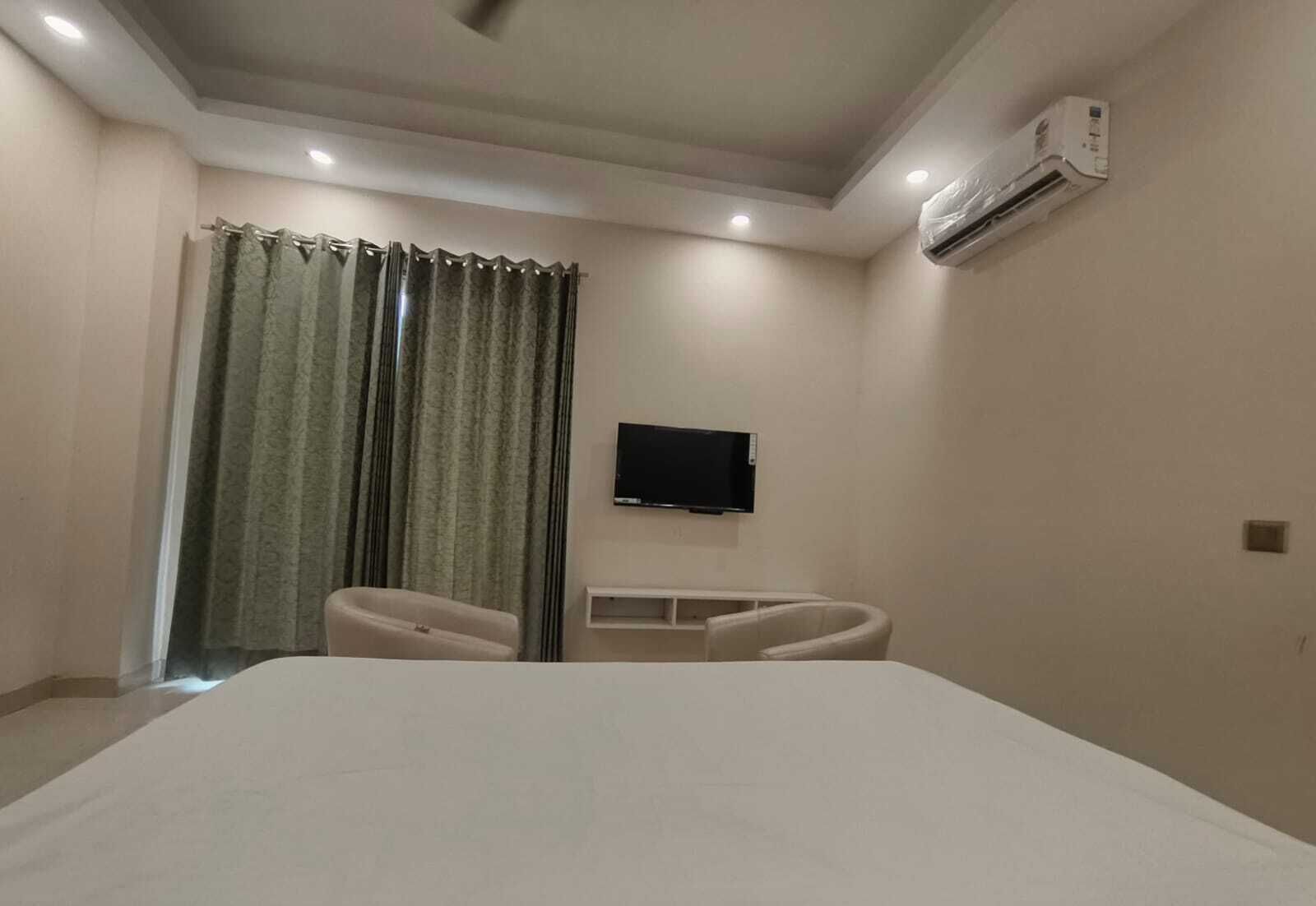 Double Room, Balcony, City View | Interior