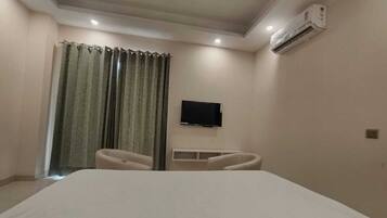 Double Room, Balcony, City View | Interior