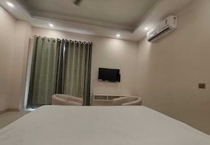 Double Room, Balcony, City View | Interior - Tipsyy Inn Suites 024 (Gurugram)