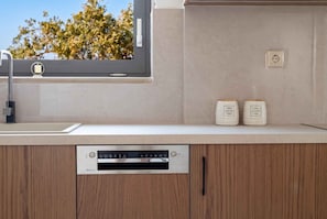 Deluxe Villa, Sea View | Private kitchen | Full-sized fridge, microwave, oven, stovetop - Villa Vision (Platanias)