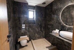 Deluxe villa, uitzicht op zee | Badkamer | Een douche, gratis toiletartikelen, een haardroger, handdoeken