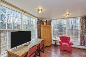 Apartment (0 Bedroom) | Interior - Anchorage Studio Bordering an Active Salmon Stream (Anchorage)