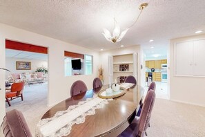 A modern dining room with a round table, chairs, and a decorative centerpiece. - Anchorage Flat Between Bootlegger Cove & Downtown (Anchorage)