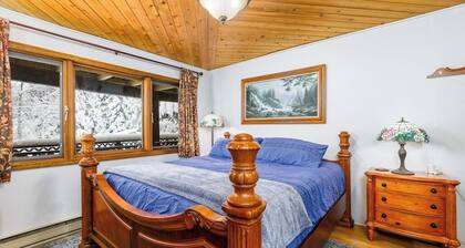 Big Group Chalet w/ Two Kitchens Near Lifts
