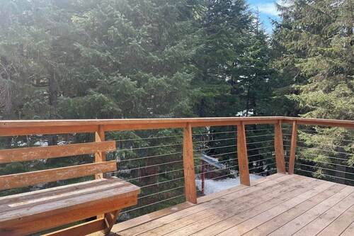 Bright 1BR Girdwood Home w/ Walk-in Closet & Studio