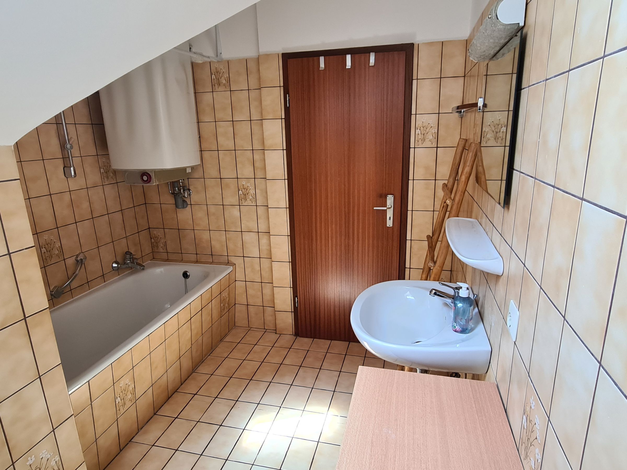Haartrockner, Handtücher, Seife, Toilettenpapier