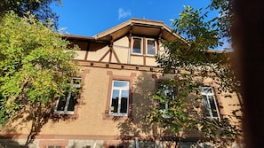 A two-story building with a brick facade, multiple windows, and a gabled roof. - Villa in Adelsheim - Historischer Charme im Herzen von Adelsheim (Adelsheim)