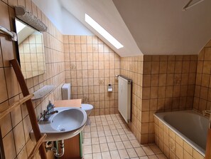 A bathroom with a sink, toilet, and bathtub. - Villa in Adelsheim - Historischer Charme im Herzen von Adelsheim (Adelsheim)