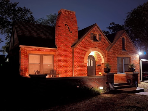 Historic 1914 Texas Tudor: Walk to TTU Campus