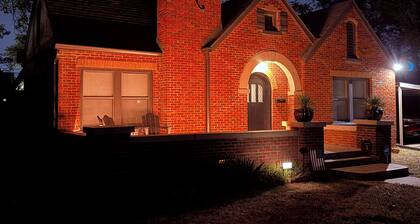 Historic 1914 Texas Tudor: Walk to TTU Campus