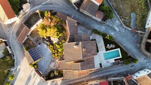 An aerial view of a residential area with a swimming pool, solar panels, and a curved driveway. - Las Pazuelas, the perfect rural getaway (Parrillas)