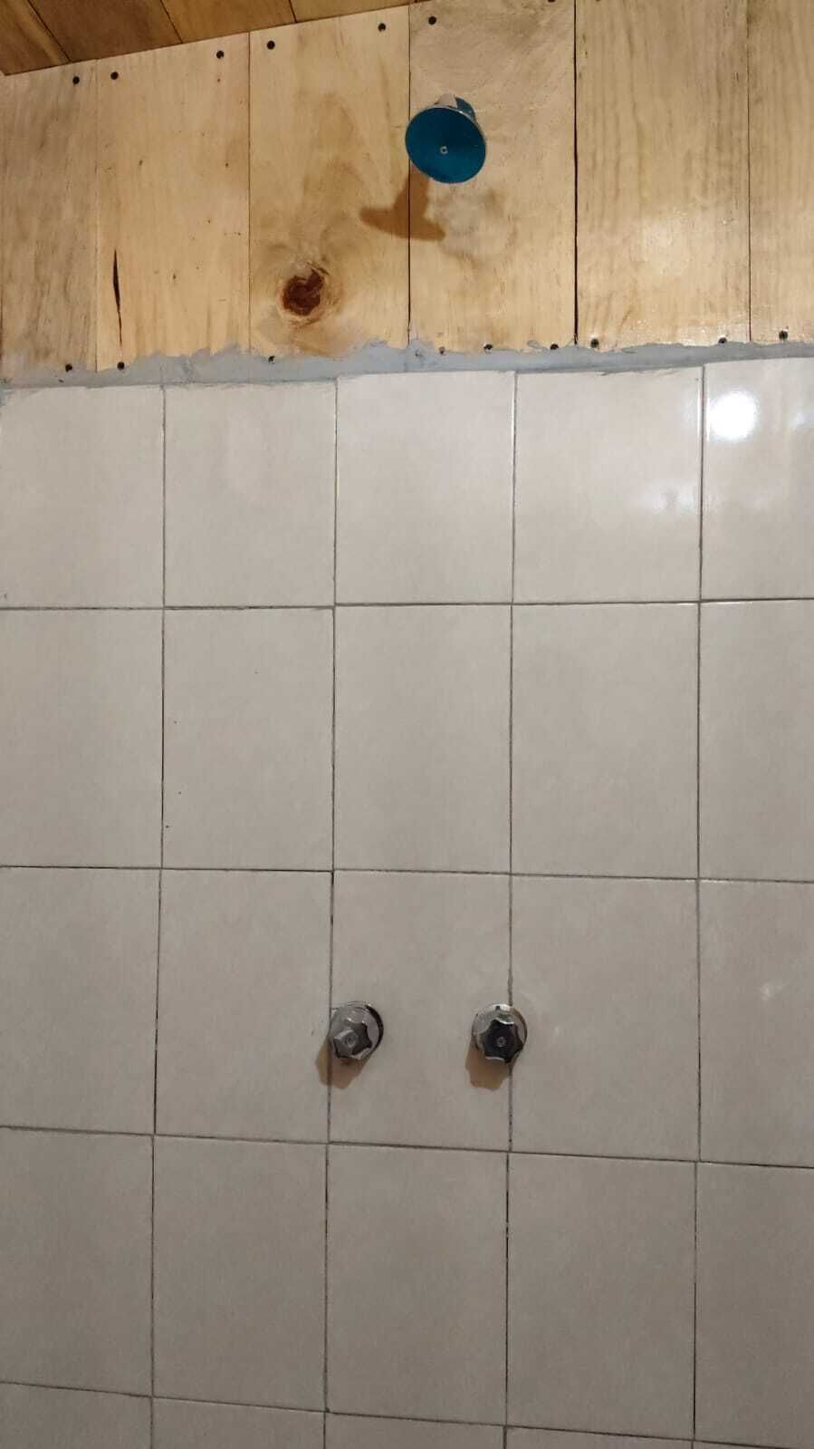 Tina, toallas, jabón, papel de baño 