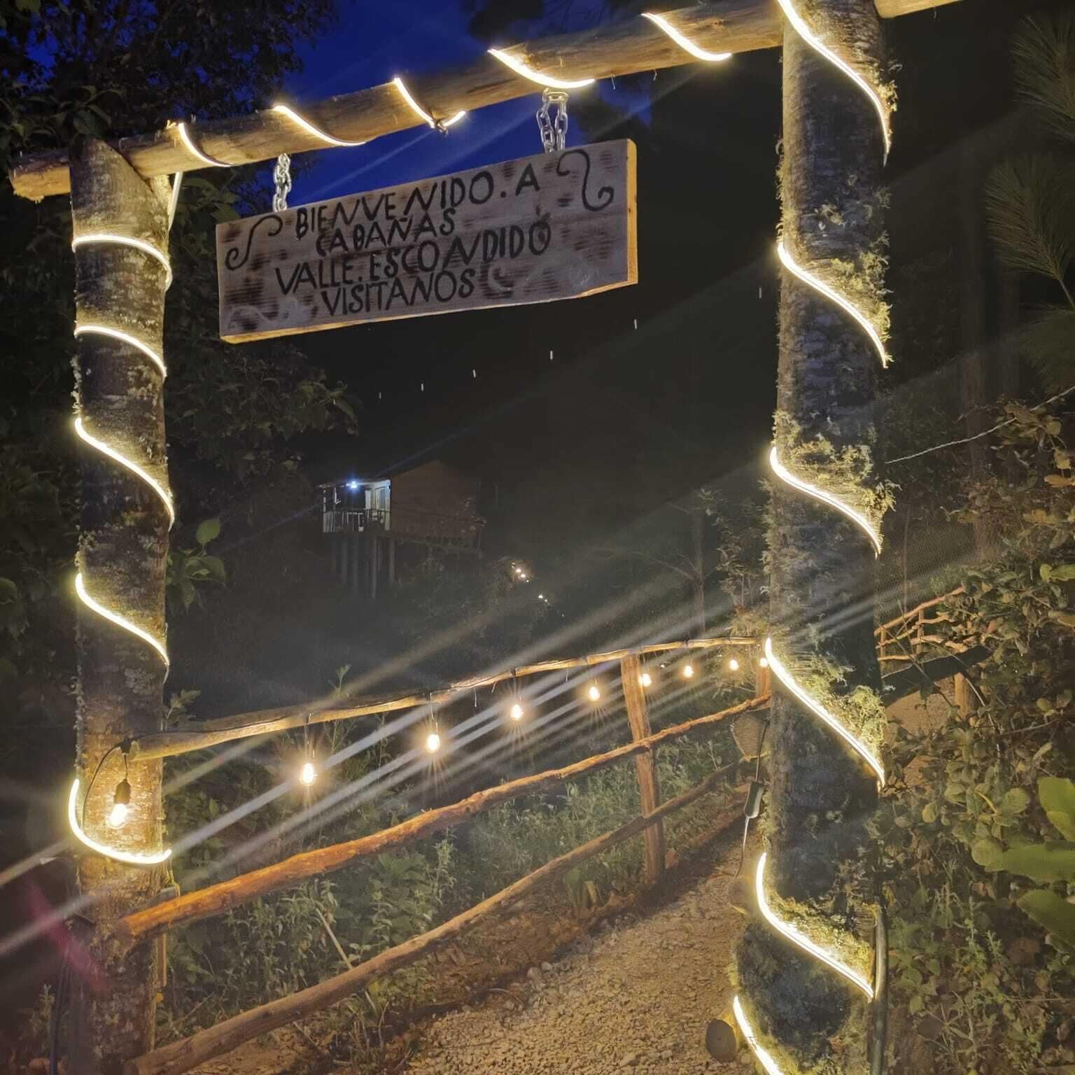 Un arco de madera con un letrero dando la bienvenida a visitantes al Valle de los Viejitos.