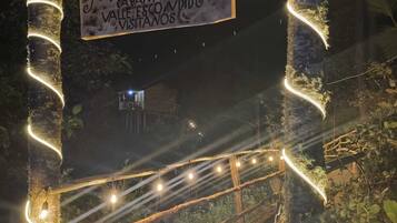 Un arco de madera con un letrero dando la bienvenida a visitantes al Valle de los Viejitos.