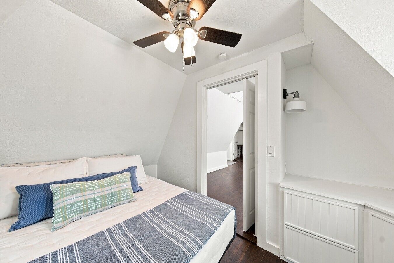 4 bedrooms, iron/ironing board, WiFi, bed sheets