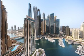 Ein Hochhaus mit einer Marina und Booten.