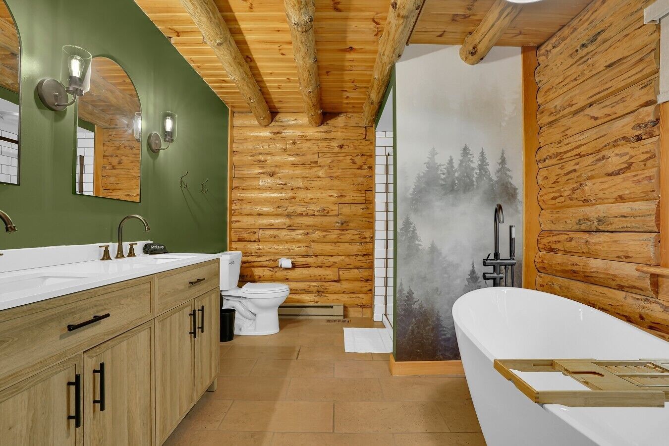 Un baño con paredes de madera, un lavamanos blanco, un inodoro y una bañera.