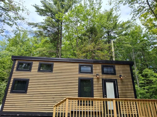 Charming Tinyhouse with loft bedroom just a short drive to Acadia National Park.