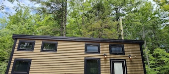 Charming Tinyhouse with loft bedroom just a short drive to Acadia National Park.
