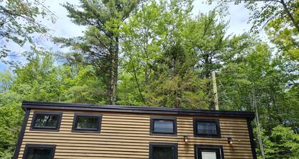 Charming Tinyhouse with loft bedroom just a short drive to Acadia National Park.