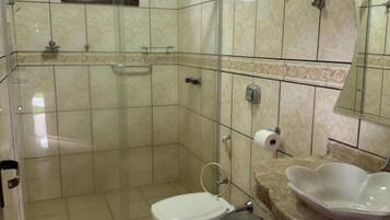 Single Room, Garden View | Bathroom | Towels, soap, shampoo, toilet paper