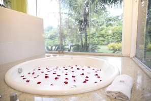 Towels, soap, shampoo, toilet paper - Rosa Spa e Pousada (Aparecida de Goiânia)