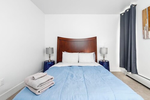 Design-forward Anchorage Townhome w/ Ocean Views