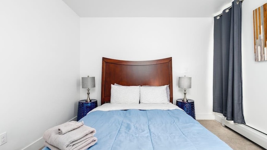 Design-forward Anchorage Townhome w/ Ocean Views