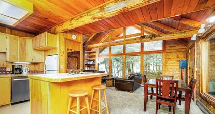 Classic Log Cabin w/ Expansive Deck Near Alyeska Base