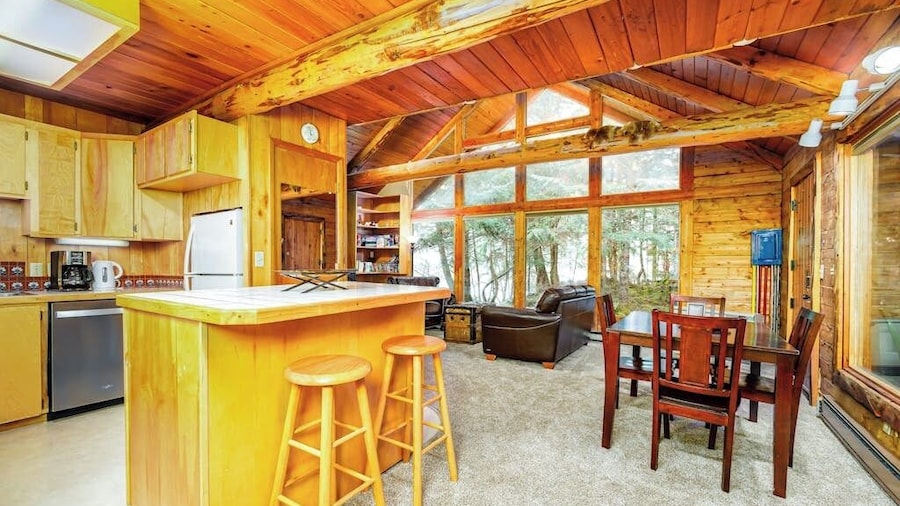 Classic Log Cabin w/ Expansive Deck Near Alyeska Base