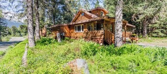 Classic Log Cabin w/ Expansive Deck Near Alyeska Base