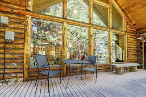 Interior - Classic Log Cabin w/ Expansive Deck Near Alyeska Base (Girdwood)