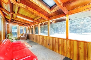 Interior - Classic Log Cabin w/ Expansive Deck Near Alyeska Base (Girdwood)