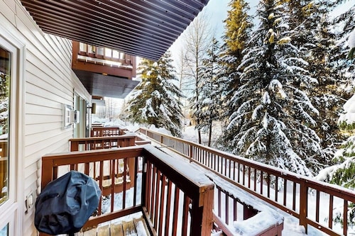 Dog-friendly Ski-in/out Condo at Mt. Alyeska Base