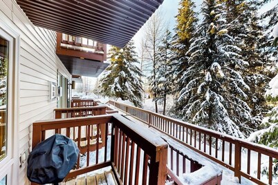 Dog-friendly Ski-in/out Condo at Mt. Alyeska Base
