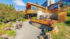 A modern house with a deck, outdoor seating, and a garden. - Full Downtown Anchorage Triplex for Large Groups (Anchorage)